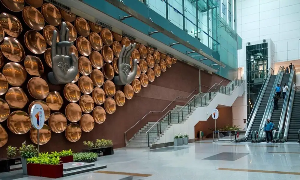 Technical glitch at Delhi Airport’s ATC causes major flight delays, affecting over 400 flights